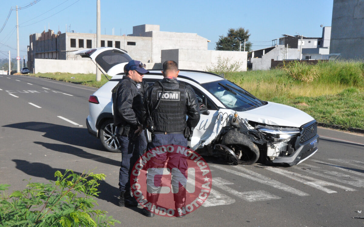 Corolla cross bate em poste