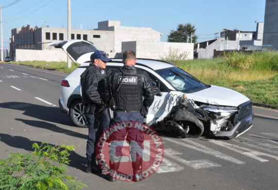 Corolla cross bate em poste