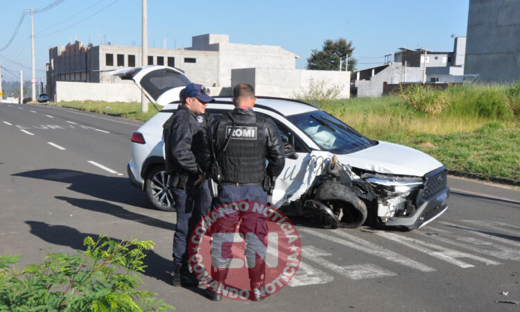 Corolla cross bate em poste