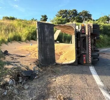 Caminhão milho tomba e mata motoriata hellen sacomi