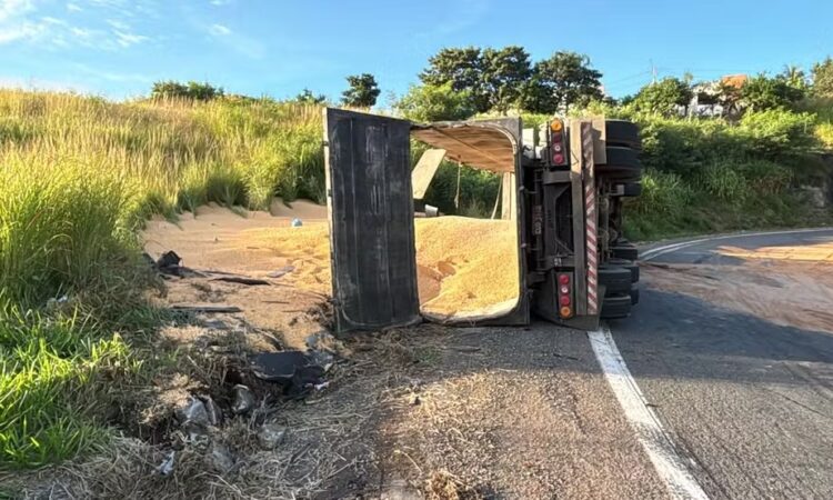 Caminhão milho tomba e mata motoriata hellen sacomi