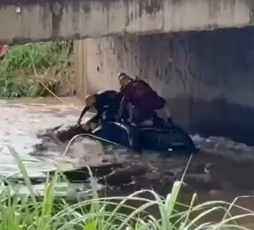 Carro cai em rio em piracicaba tv metropolitana