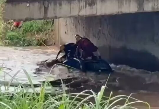 Carro cai em rio em piracicaba tv metropolitana