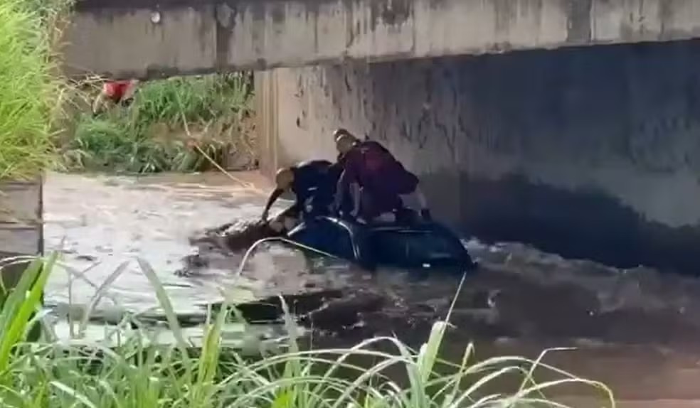 Carro cai em rio em piracicaba tv metropolitana