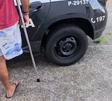 Homem com uma perna chuta mulher cerquilho