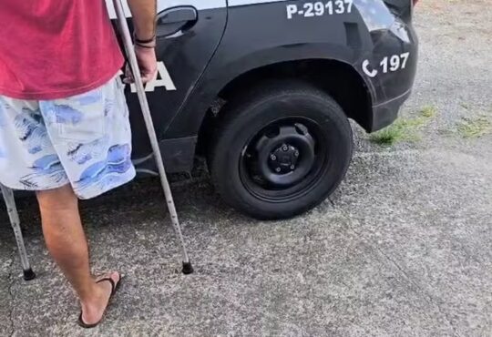 Homem com uma perna chuta mulher cerquilho