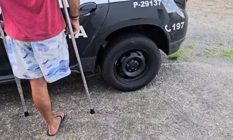 Homem com uma perna chuta mulher cerquilho