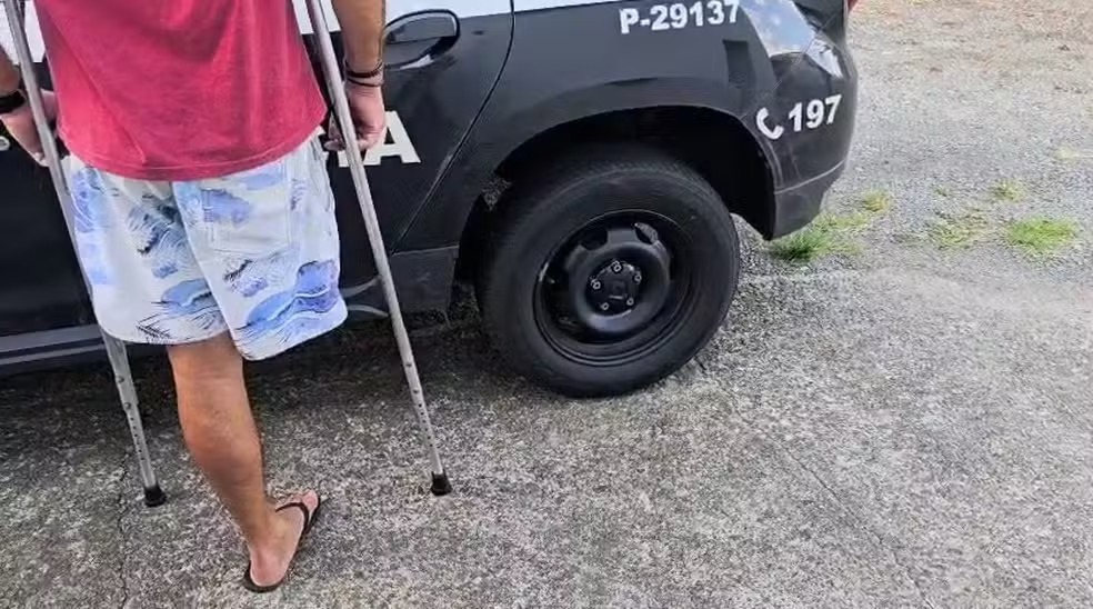 Homem com uma perna chuta mulher cerquilho