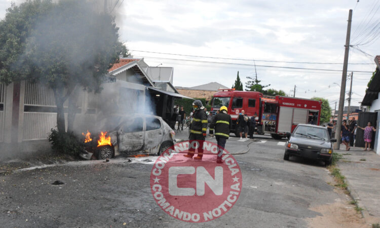 Peugeot furtado pega fogo