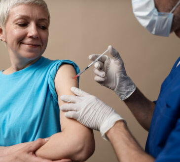 Vacinação idosos freepik