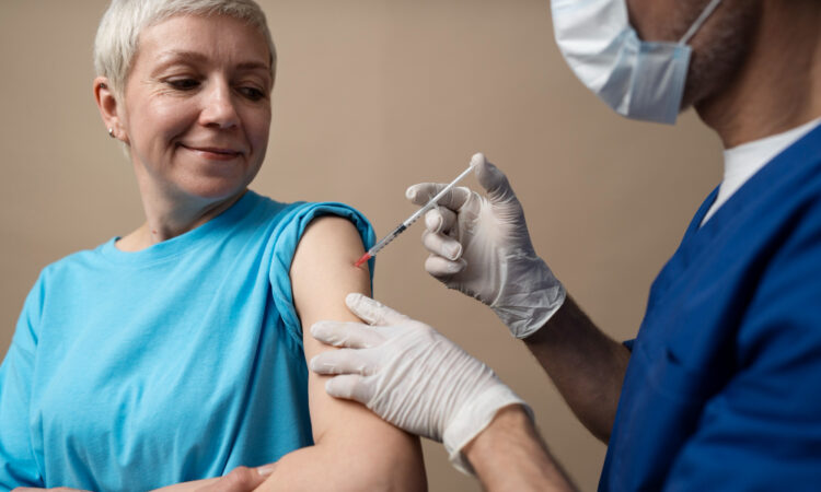 Vacinação idosos freepik