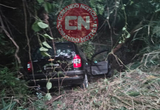 Zafira cai em ribanceira