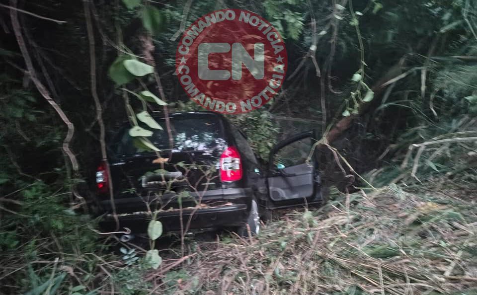 Zafira cai em ribanceira