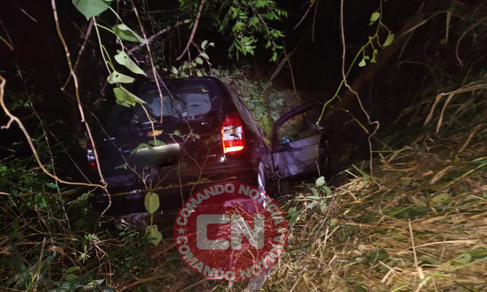 Zafira cai em ribanceira 1