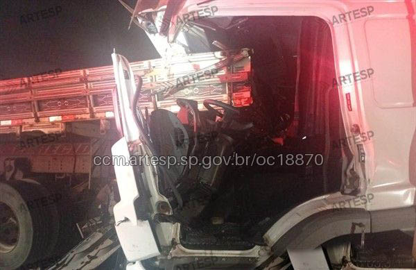 Caminhão bate em outro anhanguera