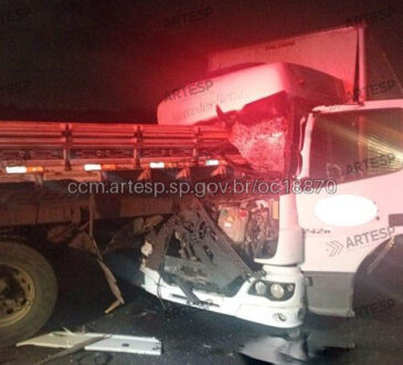 Caminhão bate em outro anhanguera 1