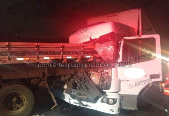 Caminhão bate em outro anhanguera 1