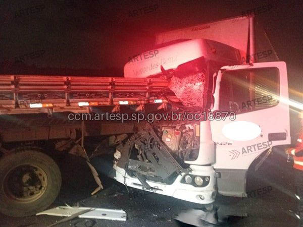 Caminhão bate em outro anhanguera 1