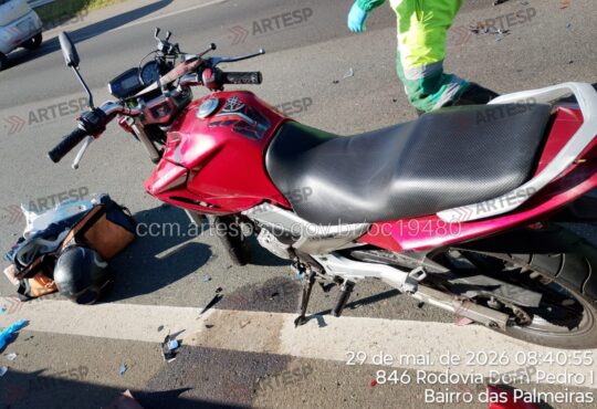 Engavetamento carros e moto grave dom pedro