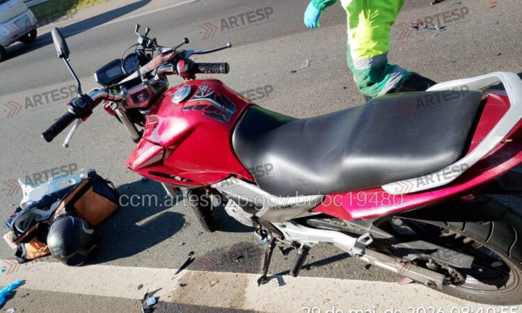 Engavetamento carros e moto grave dom pedro