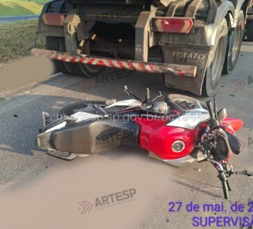Moto bate em carreta para em posto itupeva