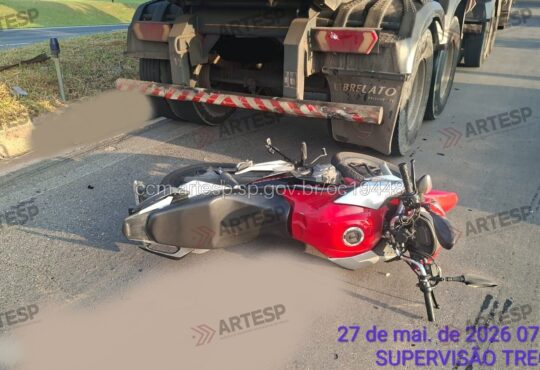 Moto bate em carreta para em posto itupeva