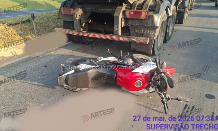 Moto bate em carreta para em posto itupeva
