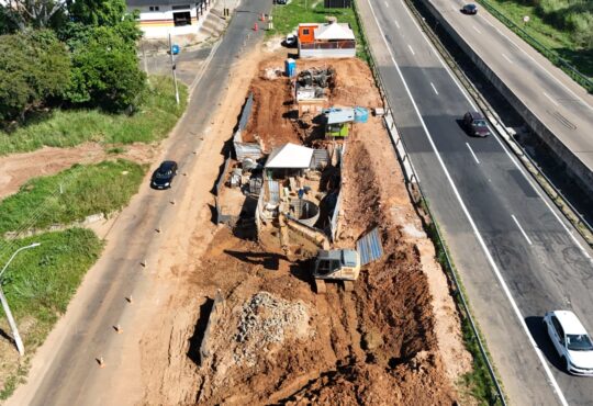 As obras de instalação do novo sistema de drenagem da sp 101 atingiram 40%