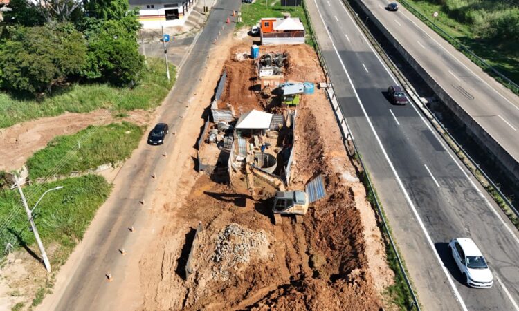 As obras de instalação do novo sistema de drenagem da sp 101 atingiram 40%