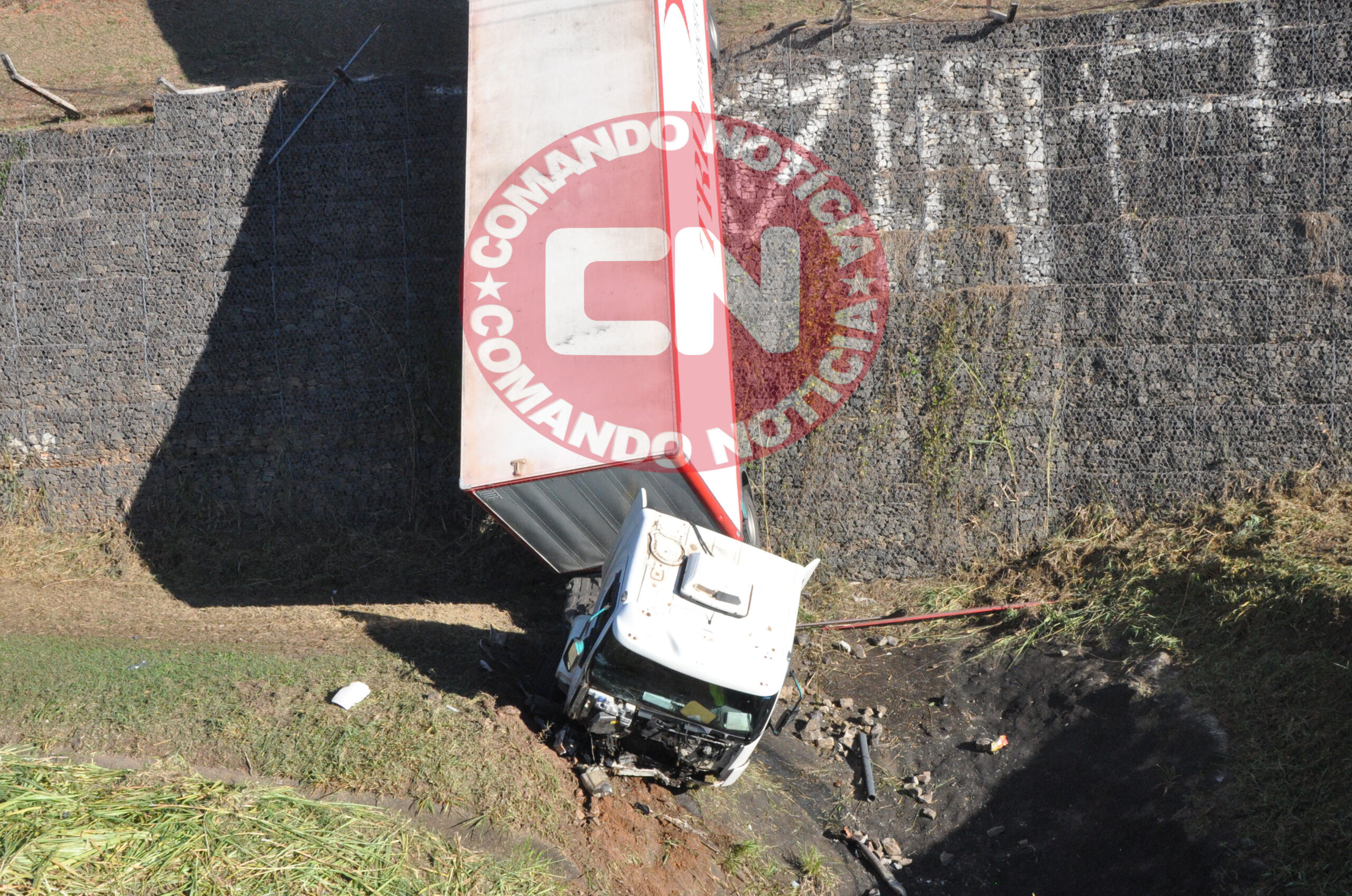 Carreta despenca de barranco salto 2