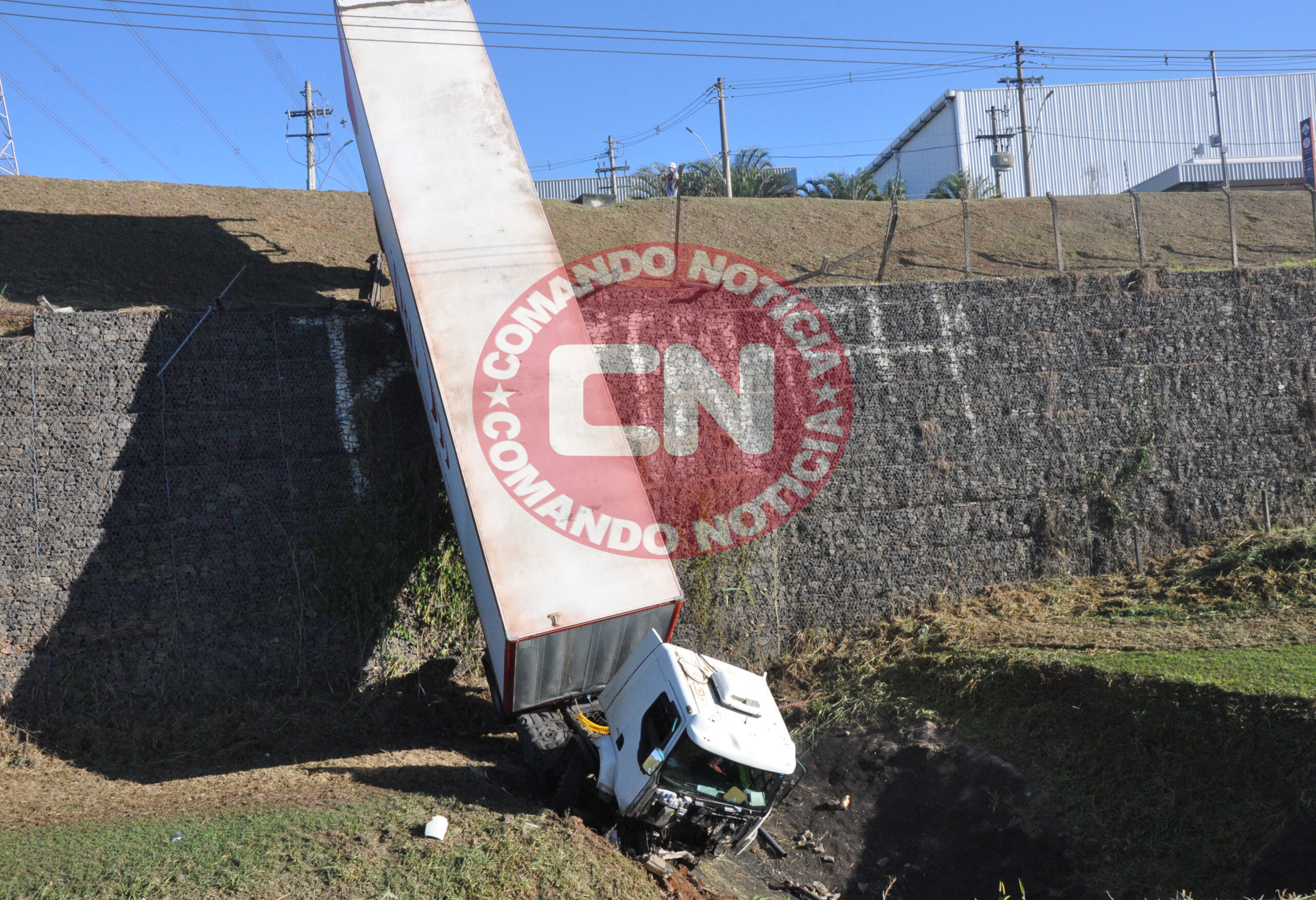 Carreta despenca de barranco salto1
