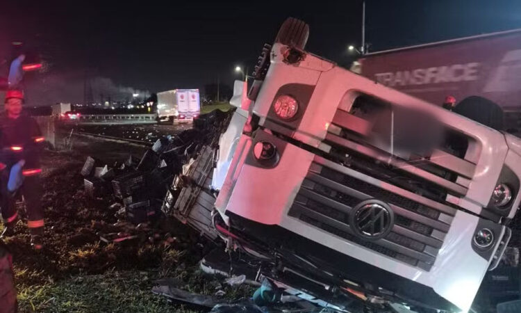 Caminhão tomba em sumaré cópia