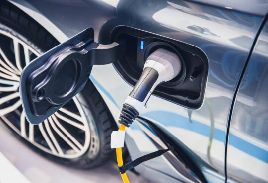 Carro eletrico crédito istock