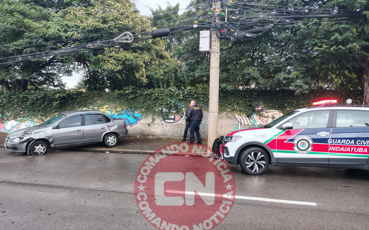 Mulher cochila e bate carro