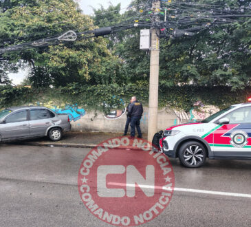 Mulher cochila e bate carro