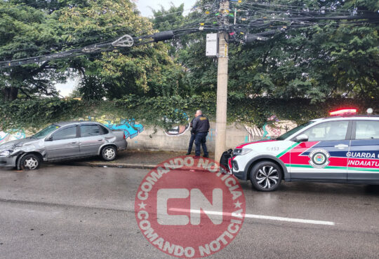 Mulher cochila e bate carro