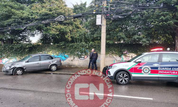Mulher cochila e bate carro