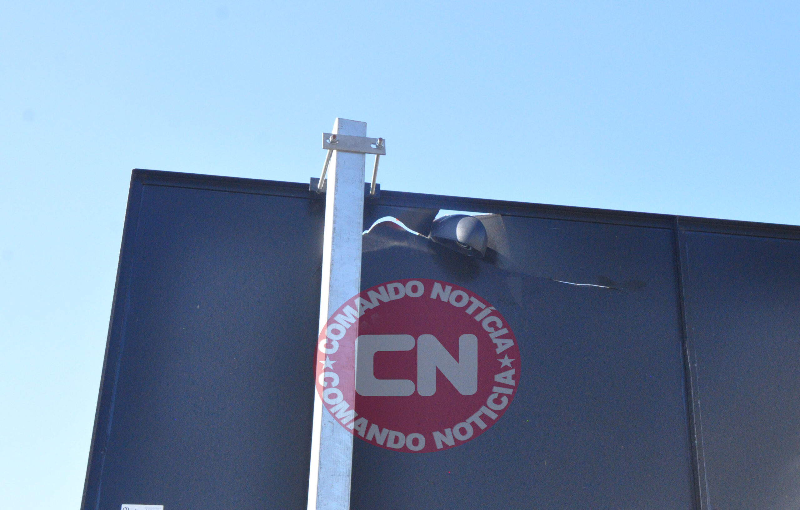 Retrovisor cravado na placa 1