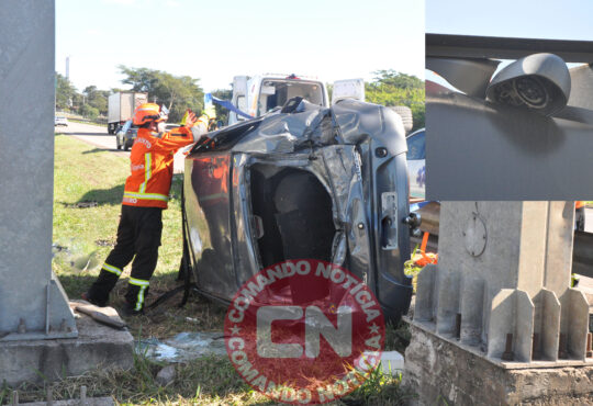 Renaul colide em estrutura