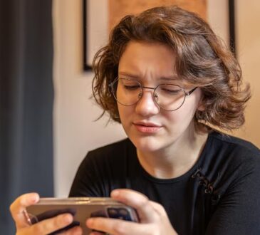 Jovem no celular eutropia