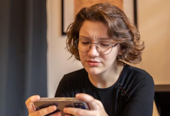 Jovem no celular eutropia