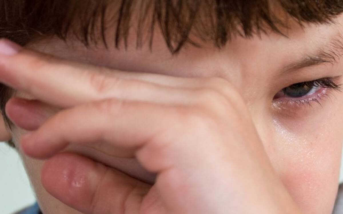 Meninoi coÇando olho. magnific eutropia