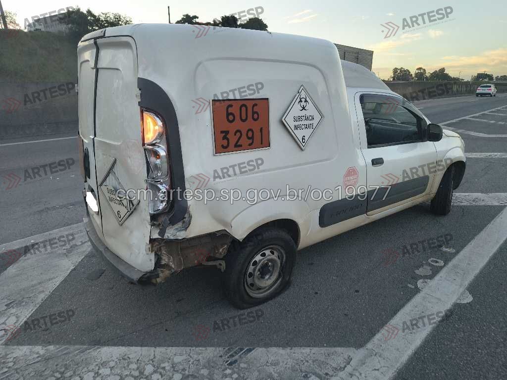 Acidente furgão e moto itu