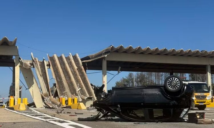 Carro colide em praÇa de pedagio jorge tamon