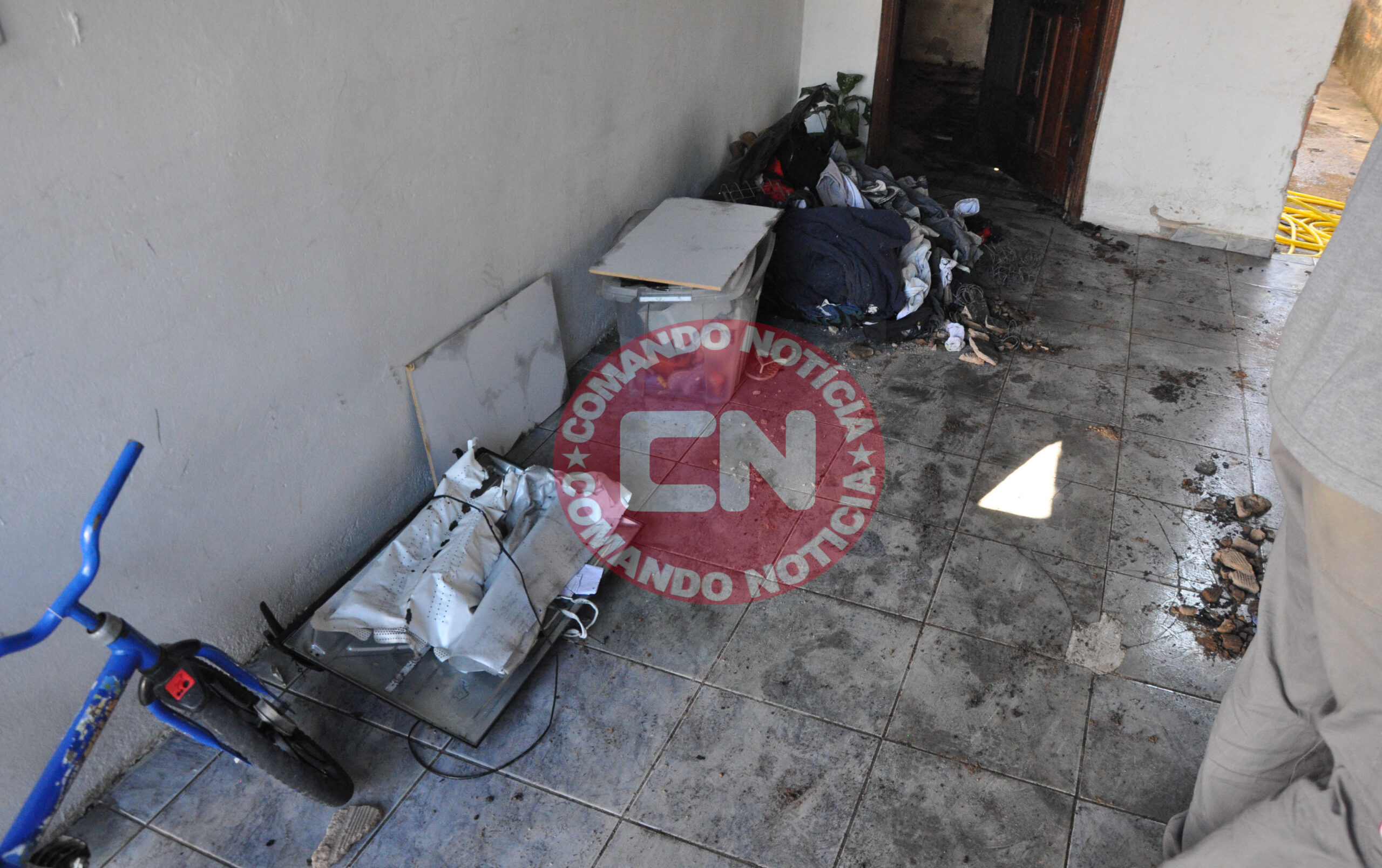 Casa pega fogo na rua 26 1