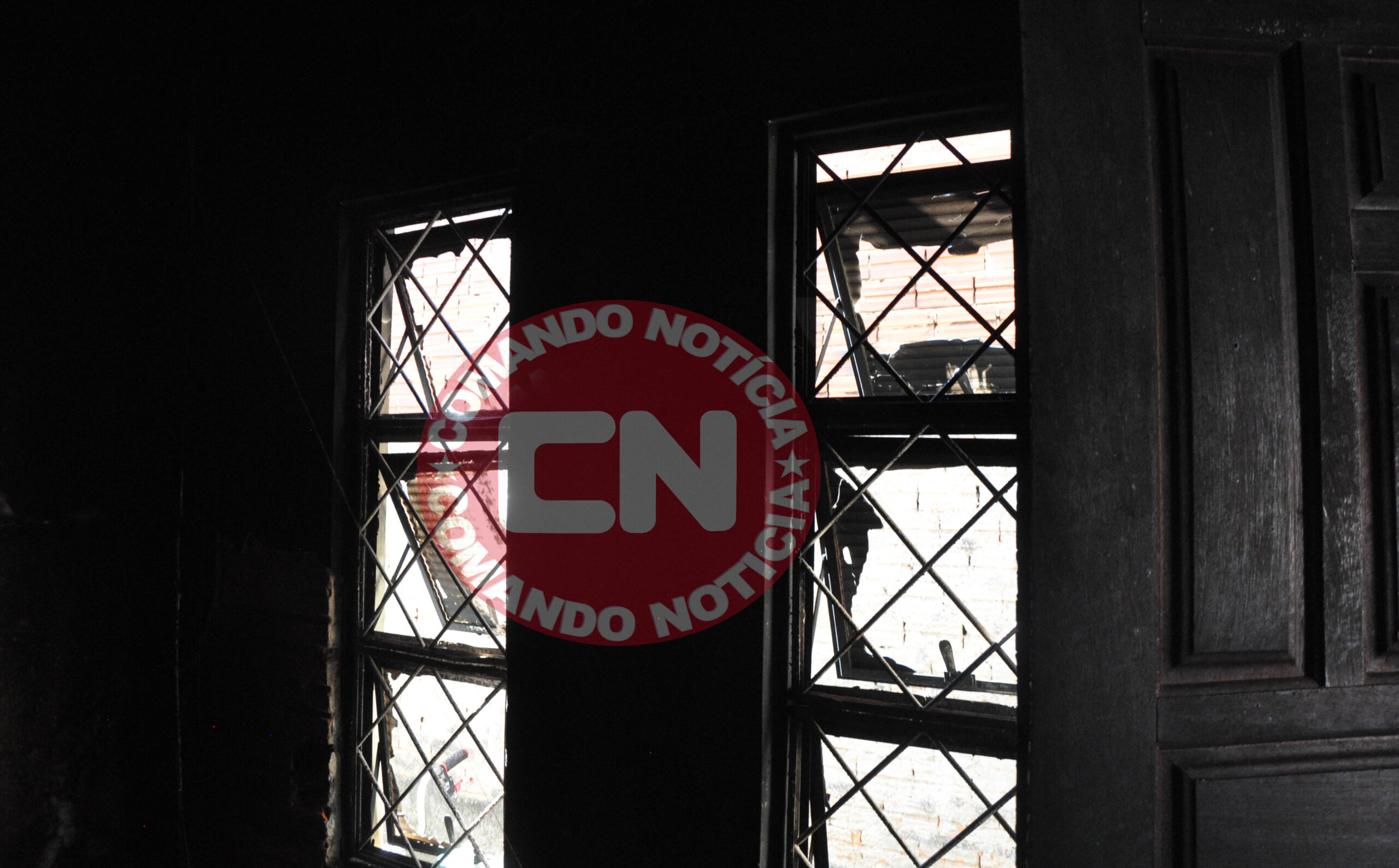 Casa pega fogo na rua 26 4