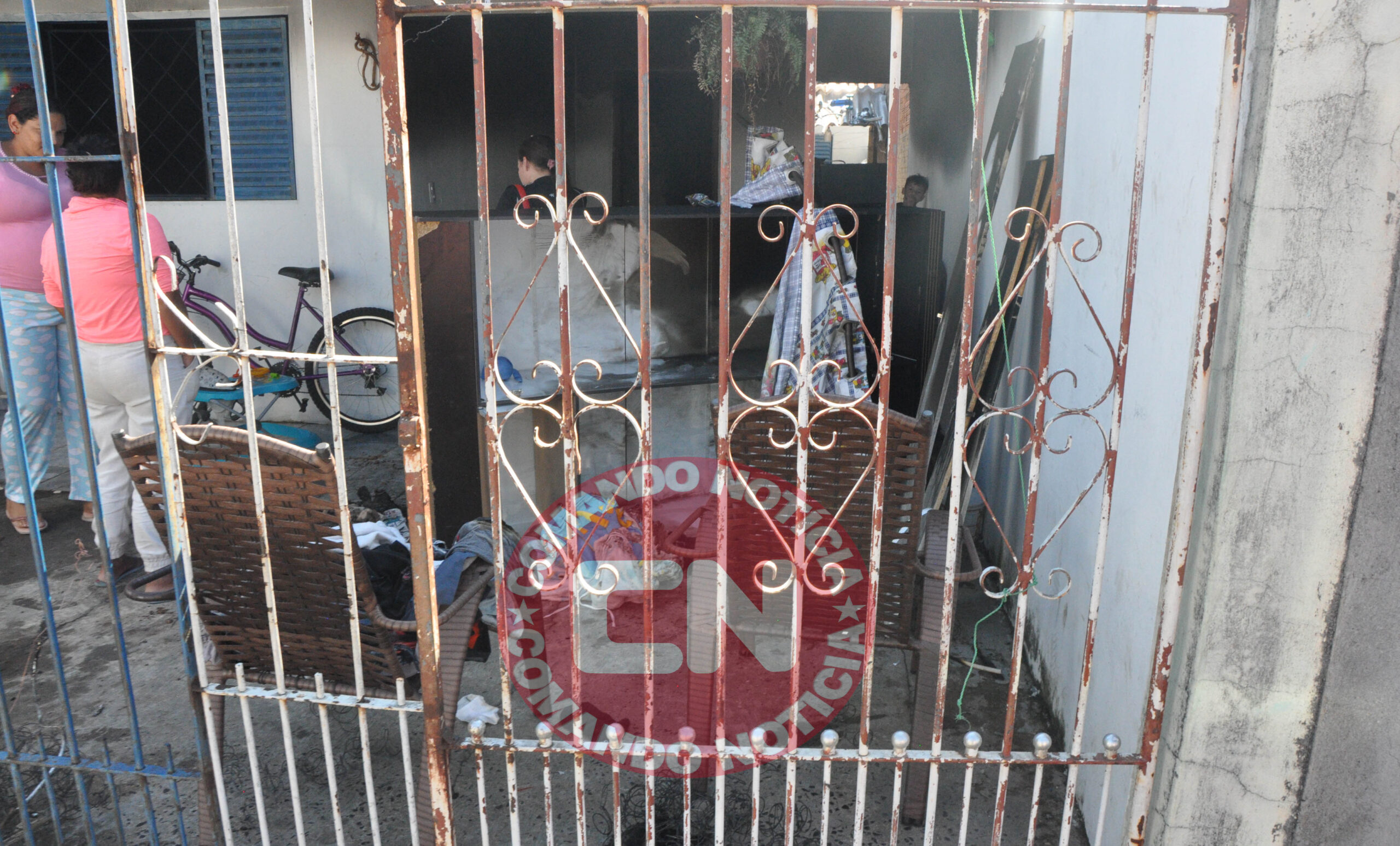Casa pega fogo na rua 26 5