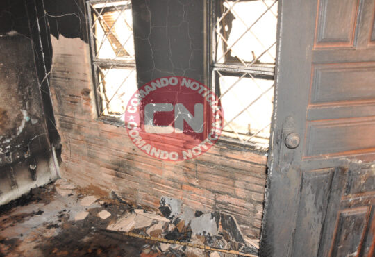 Casa pega fogo na rua 26