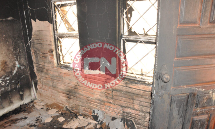 Casa pega fogo na rua 26
