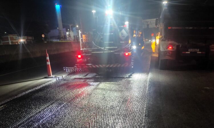 Com menor impacto no trânsito, as obras de recapeamento de 125 quilômetros da sp 075 acontecem no período da noite (1)
